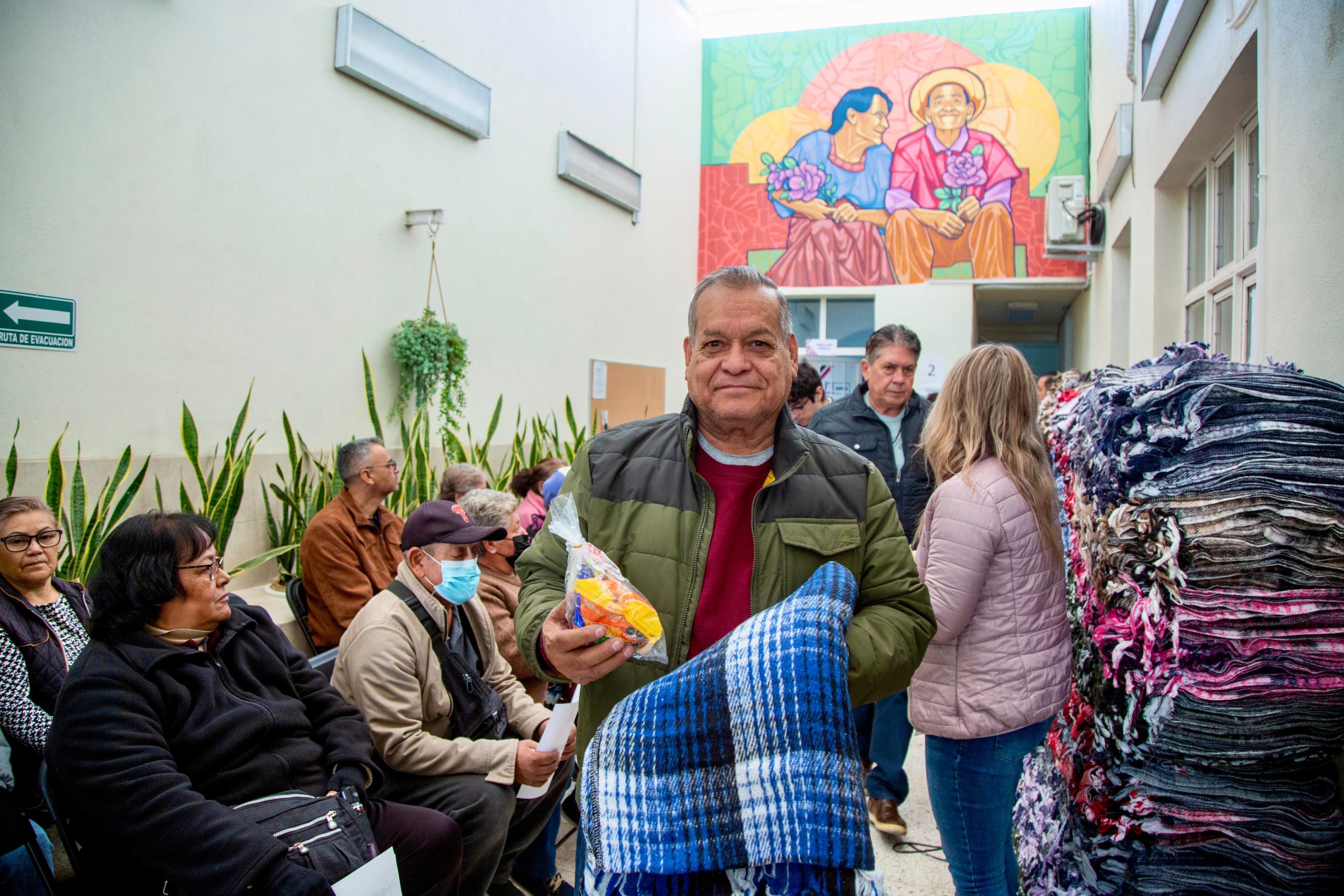 El instituto aguascalentense de las personas adultas mayores entregará regalos a abuelitas y abuelitos para celebrar la navidad.